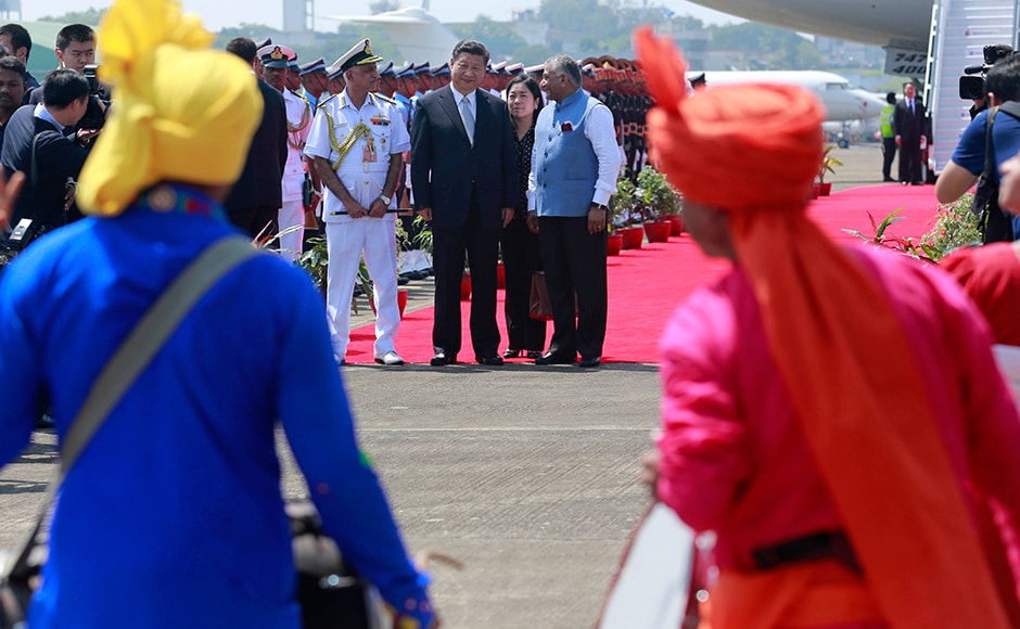 Chinese President Xi Jinping watches a cultural performance with Indian Junior Foreign Minister VK Singh, right, upon his arrival in Goa on Saturday. (Photo: AP) Chinese President Xi Jinping watches a cultural performance with Indian Junior Foreign Minister VK Singh, right, upon his arrival in Goa on Saturday. (Photo: AP)