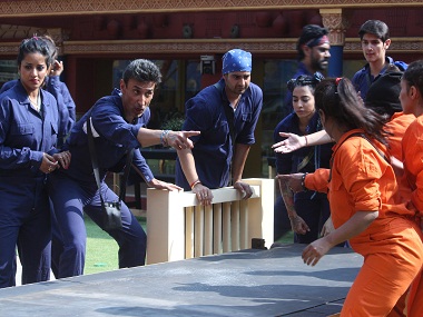 Bigg Boss 10, Episode 9, 25th October 2016 preview: Rohan-Akansha fight, Mona-Manu flirt Bigg Boss 10, Episode 9, 25th October 2016 preview: Rohan-Akansha fight, Mona-Manu flirt