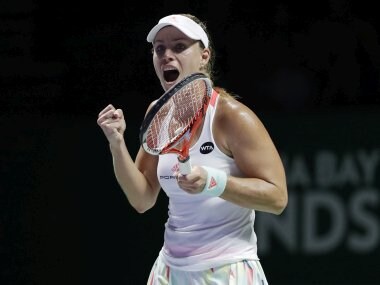 WTA Finals: Angelique Kerber battles past Dominika Cibulkova, Simona Halep cruises