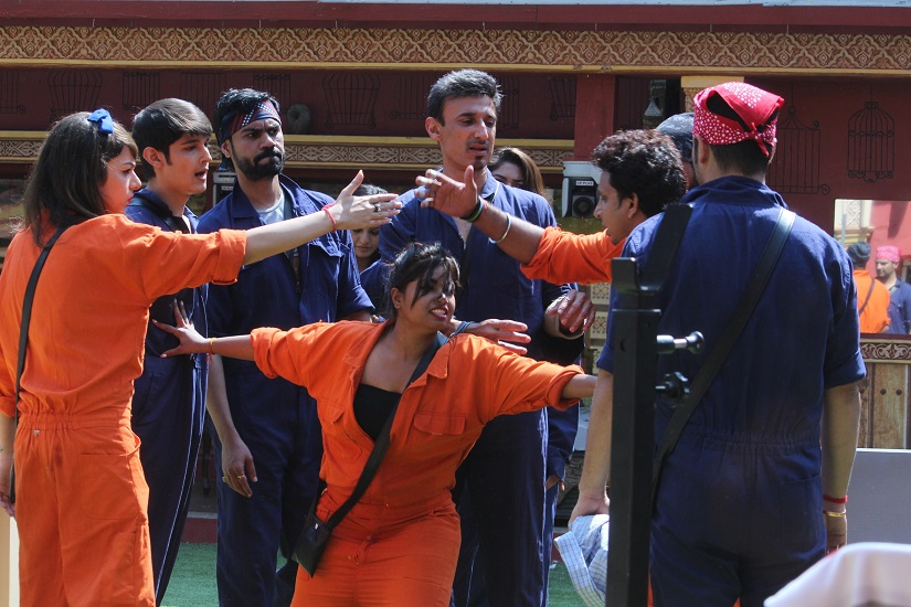 Bigg Boss 10 Episode 10 26th October 2016: Threats, violence and tears — laundry task gets intense Bigg Boss 10 Episode 10 26th October 2016: Threats, violence and tears — laundry task gets intense