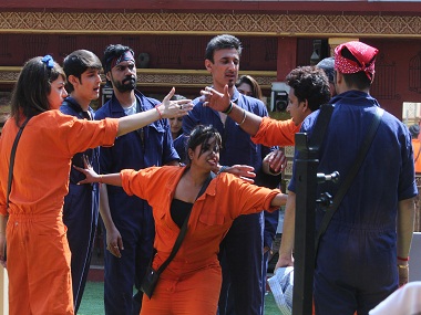 Bigg Boss 10, episode 10, 26th October 2016 preview: Will laundry be contestants' undoing? Bigg Boss 10, episode 10, 26th October 2016 preview: Will laundry be contestants' undoing?