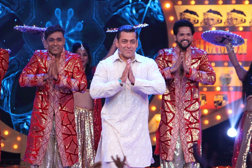 Bigg Boss 10 Episode 13 29 October 2016: Salman trips over Om Swami at Weekend ka Vaar Bigg Boss 10 Episode 13 29 October 2016: Salman trips over Om Swami at Weekend ka Vaar