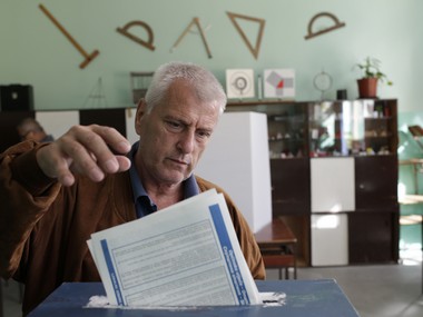 Bosnian Serb declares victory in Srebrenica; nationalist parties win local elections Bosnian Serb declares victory in Srebrenica; nationalist parties win local elections