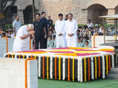 Gandhi Jayanti: Pranab Mukherjee, Narendra Modi lead tributes Gandhi Jayanti: Pranab Mukherjee, Narendra Modi lead tributes