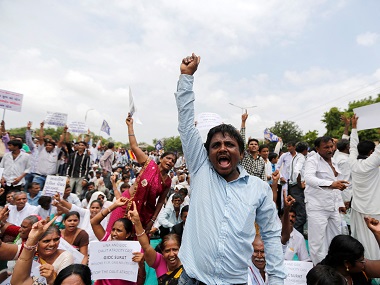 Gujarat: Dalits refuse to dispose cattle carcasses in protest against rising atrocities Gujarat: Dalits refuse to dispose cattle carcasses in protest against rising atrocities