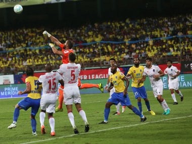 Delhi Dynamos FC goalkeeper Antonio Baltasar Doblas in action against Kerala Blasters. ISL