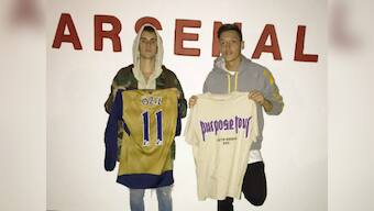 Justin Bieber an Arsenal fan now? Mesut Ozil, Alex Oxlade-Chamberlain give him training ground tour