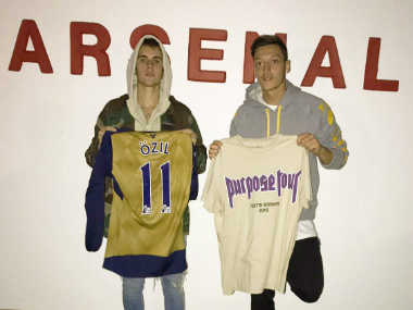 Justin Bieber an Arsenal fan now? Mesut Ozil, Alex Oxlade-Chamberlain give him training ground tour Justin Bieber an Arsenal fan now? Mesut Ozil, Alex Oxlade-Chamberlain give him training ground tour