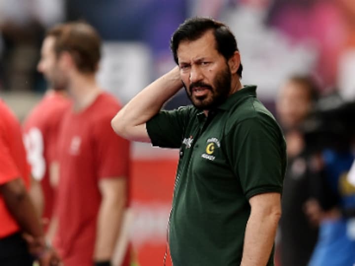 Pakistan hockey players revolt against new coach Khawaja Junaid following differences within team; refuses to take part in training camp