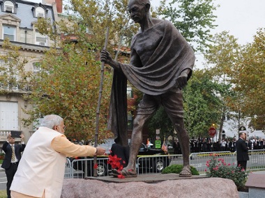 Narendra Modi pays tribute to Mahatma Gandhi, Lal Bahadur Shastri Narendra Modi pays tribute to Mahatma Gandhi, Lal Bahadur Shastri