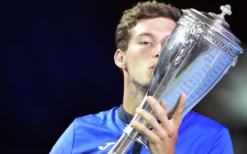 Pablo Carreno Busta kisses the trophy after defeating Fabio Fognini during the Kremlin Cup. AFP
