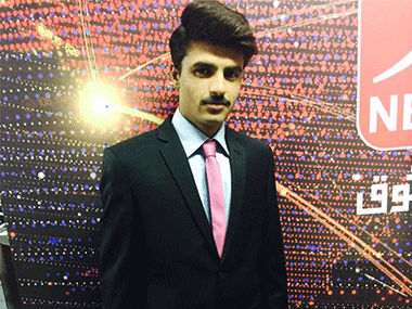 Pakistani chai wala turns fashion wala; bags modeling project from online shopping store Pakistani chai wala turns fashion wala; bags modeling project from online shopping store