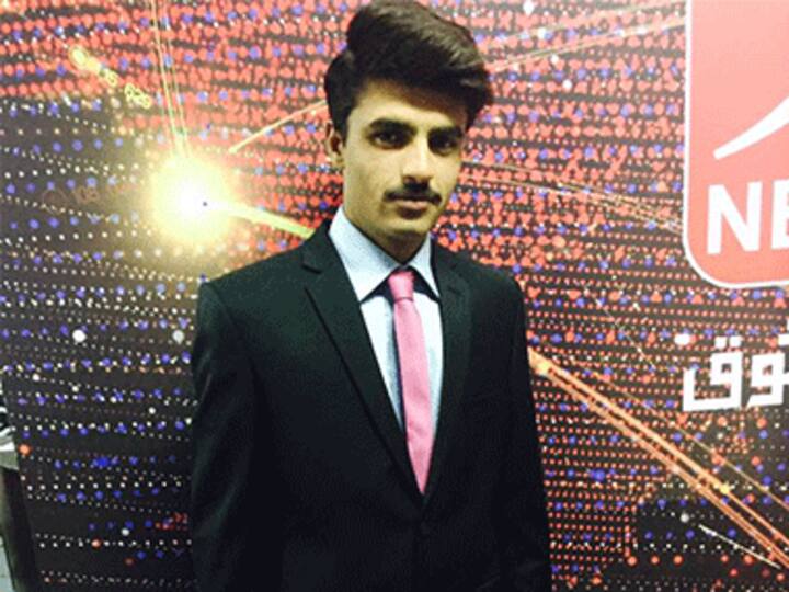Pakistani chai wala turns fashion wala; bags modeling project from online shopping store