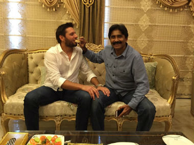 Shahid Afridi, Javed Miandad end bitter war of words with a hug Shahid Afridi, Javed Miandad end bitter war of words with a hug