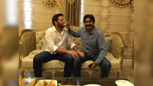 Shahid Afridi, Javed Miandad end bitter war of words with a hug