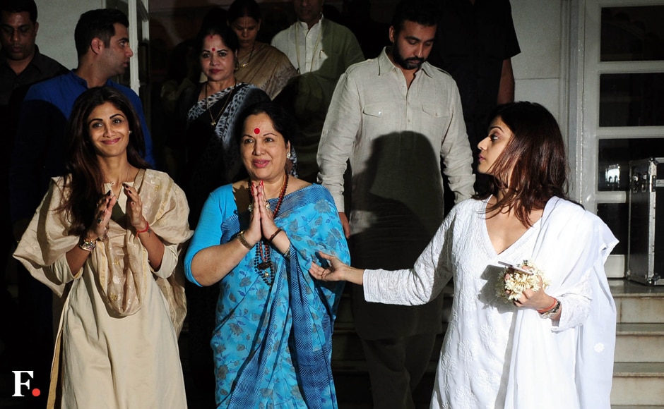 Shilpa Shetty welcomes guests with mother Sunanda, sister Shamita and husband Raj Kundra. Sachin Gokhale/Firstpost Shilpa Shetty welcomes guests with mother Sunanda, sister Shamita and husband Raj Kundra. Sachin Gokhale/Firstpost