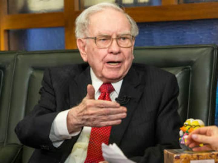 Warren Buffett hits back at Donald Trump's tax deduction claims; releases tax details