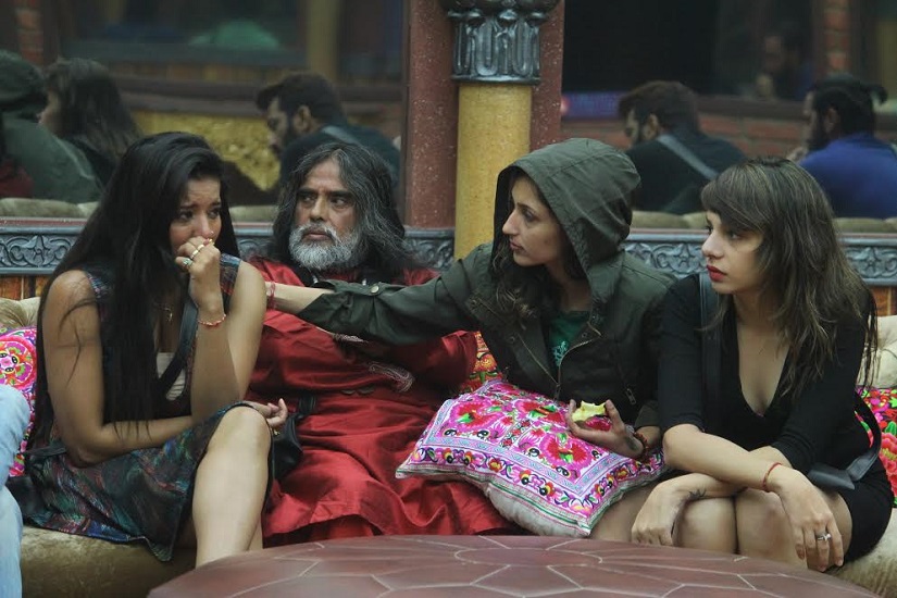 Bigg Boss 10 Episode 11 27 October 2016: Swami Om and Monalisa are back in jail Bigg Boss 10 Episode 11 27 October 2016: Swami Om and Monalisa are back in jail