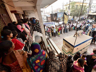 Demonetisation: After curfew, cash crisis and internet blockade brings Kashmir Valley to grinding halt Demonetisation: After curfew, cash crisis and internet blockade brings Kashmir Valley to grinding halt
