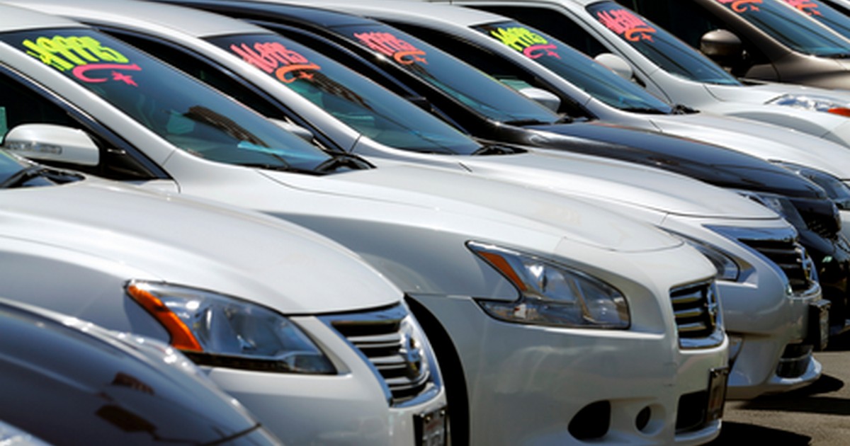 Diwali bonanza from boss: Surat bizman gifts 1000 cars and 400 flats to best performers Diwali bonanza from boss: Surat bizman gifts 1000 cars and 400 flats to best performers