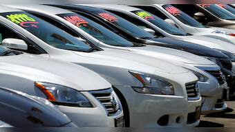 Diwali bonanza from boss: Surat bizman gifts 1000 cars and 400 flats to best performers