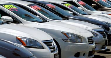 Diwali bonanza from boss: Surat bizman gifts 1000 cars and 400 flats to best performers