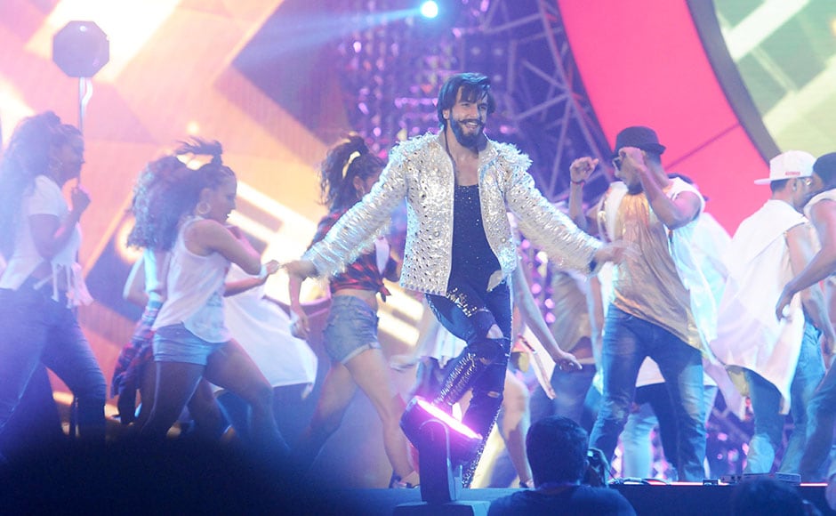 Ranveer Singh performs at the concert which also had performances by artists like Farhan Akhtar and Sonakshi Sinha among others. Sachin Gokhale/Firstpost Ranveer Singh performs at the concert which also had performances by artists like Farhan Akhtar and Sonakshi Sinha among others. Sachin Gokhale/Firstpost