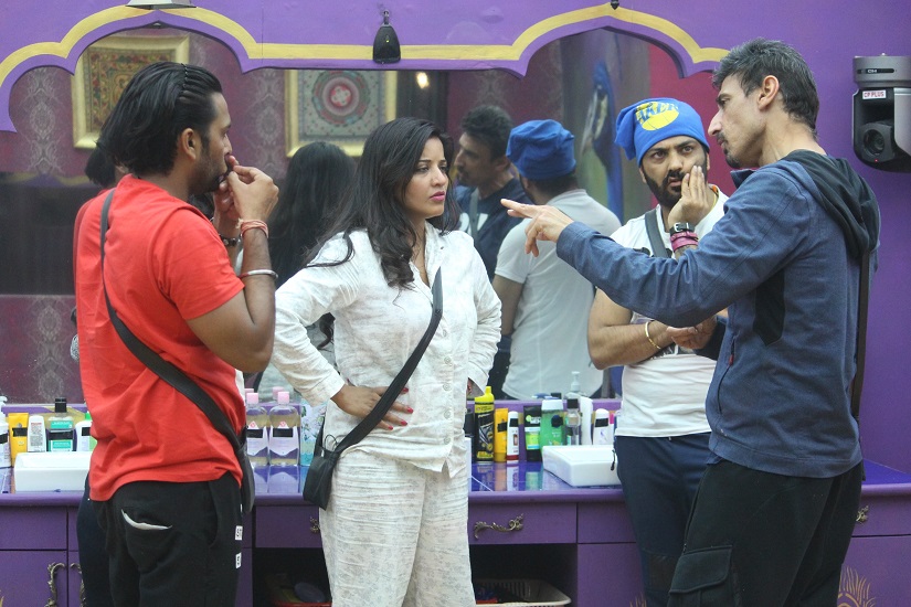 Bigg Boss 10 Episode 29, 14 November 2016: Manu, Monalisa have major fight with Swami Om Bigg Boss 10 Episode 29, 14 November 2016: Manu, Monalisa have major fight with Swami Om