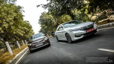 Comparo: 2016 Honda Accord Hybrid vs Toyota Camry Hybrid