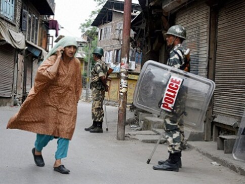 Kashmir unrest: One soldier and two militants killed in encounter in Bandipora Kashmir unrest: One soldier and two militants killed in encounter in Bandipora