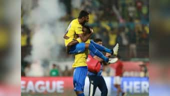 ISL 2016: Kerala Blasters score dramatic winner to seal 2-1 victory over nine-man FC Goa