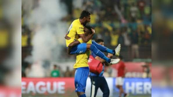 ISL 2016: Kerala Blasters score dramatic winner to seal 2-1 victory over nine-man FC Goa