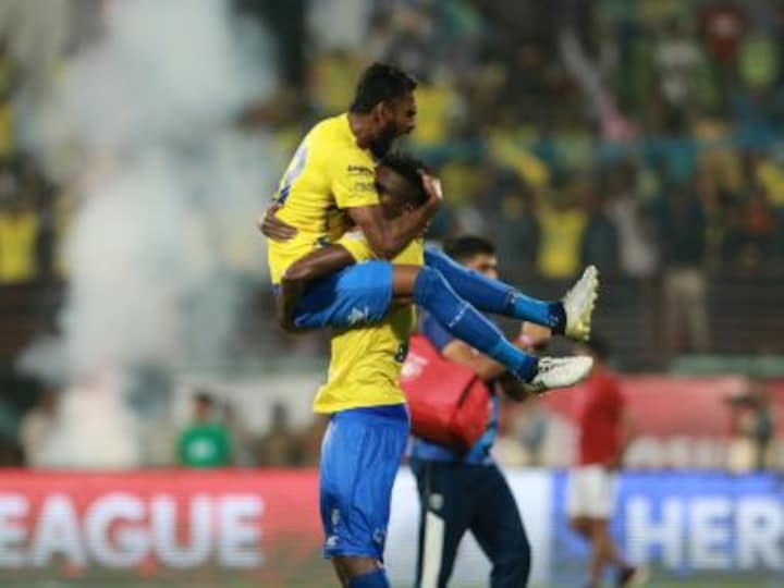 ISL 2016: Kerala Blasters score dramatic winner to seal 2-1 victory over nine-man FC Goa
