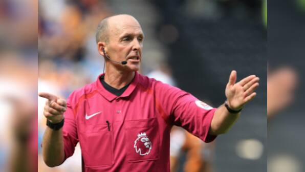 Premier League referee Mike Dean praised for 'quick thinking' as he prevents potentially controversial goal