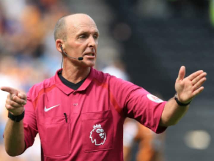 Premier League referee Mike Dean praised for 'quick thinking' as he prevents potentially controversial goal Premier League referee Mike Dean praised for 'quick thinking' as he prevents potentially controversial goal