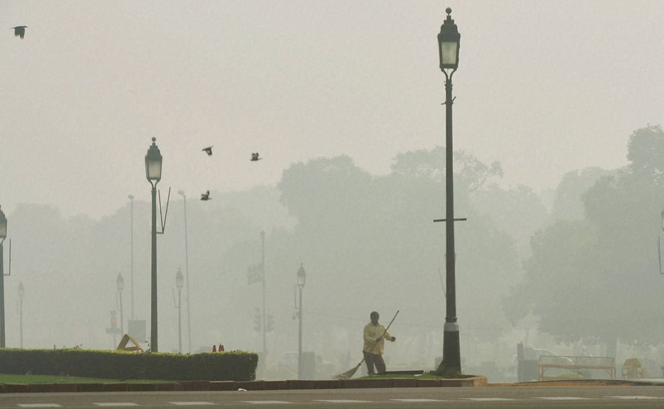 The hazardous smog, worst in 17 years, which has kept the national capital shrouded since Diwali on Friday lingered on, as the overall air quality oscillated between 'severe' and 'very poor' categories. (Photo: PTI) The hazardous smog, worst in 17 years, which has kept the national capital shrouded since Diwali on Friday lingered on, as the overall air quality oscillated between 'severe' and 'very poor' categories. (Photo: PTI)