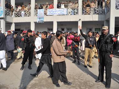 Pakistan: Security forces kill four suicide bombers attempting attack on Peshawar mosque