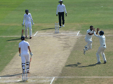 India vs England: Virat Kohli's empathy towards pacers trumps MS Dhoni's passivity India vs England: Virat Kohli's empathy towards pacers trumps MS Dhoni's passivity