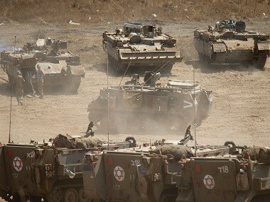 Syria war: 400 flee opposition-held districts to areas under govt control