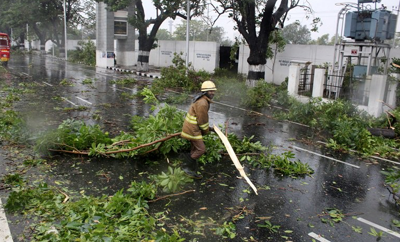Cyclone Vardah creates havoc in Tamil Nadu, thousands displaced from their homes Cyclone Vardah creates havoc in Tamil Nadu, thousands displaced from their homes