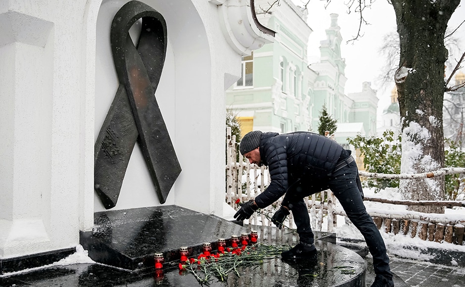 Participants also laid flowers at the ceremony in rememberance of those who lost their lives to the deadly virus in Kiev, Ukraine on 1 December, 2016. Reuters Participants also laid flowers at the ceremony in rememberance of those who lost their lives to the deadly virus in Kiev, Ukraine on 1 December, 2016. Reuters