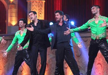 Screen Awards: Salman Khan and Shah Rukh co-host; Deepika presents 'Lifetime Achievement' to Rekha