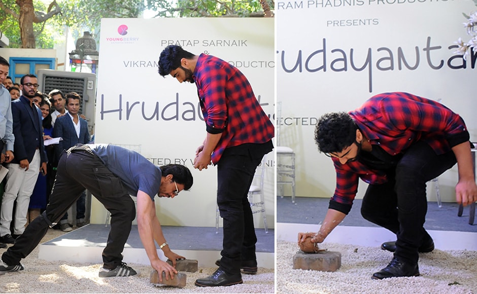 Shah Rukh was heped by Arjun Kapoor to kickstart the mahurat event on an auspicious note. Images by Sachin Gokhale / Firstpost Shah Rukh was heped by Arjun Kapoor to kickstart the mahurat event on an auspicious note. Images by Sachin Gokhale / Firstpost