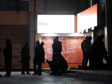 Demonetisation cash crunch: Close banks for 15 days, demands bank union Demonetisation cash crunch: Close banks for 15 days, demands bank union