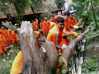 Cyclone Vardah: Tamil Nadu CM O Panneerselvam asks for Rs 1,000 crore for relief from Centre Cyclone Vardah: Tamil Nadu CM O Panneerselvam asks for Rs 1,000 crore for relief from Centre