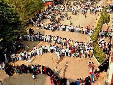 Demonetisation day 23: Cash shortage noted on payday as angry customers queue up again
