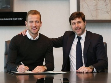 Harry Kane with Tottenham manager Mauricio Pochettino. Image courtesy: Twitter/@HKane