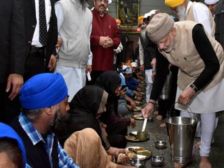 Amritsar: Narendra Modi serves langar at Harmandir Sahib, becomes first PM to do so