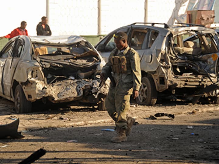 Suicide truck bombing 'kills 16' in Somali capital Mogadishu