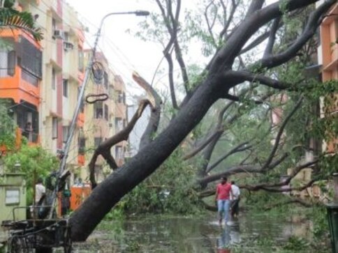 Cyclone Vardah day after as it happened: Rajnath Singh holds meet to monitor relief work in TN, AP Cyclone Vardah day after as it happened: Rajnath Singh holds meet to monitor relief work in TN, AP